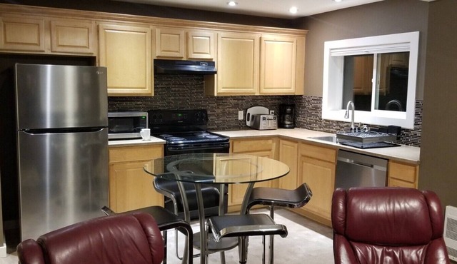 Executive Suite with commanding views - Claudette Ct.