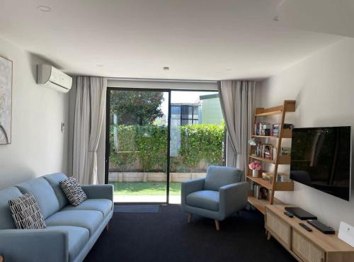 Executive Townhouse in Island Bay with Free Parking