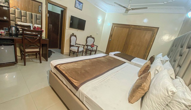 Executive Triplet Room with One King and One Single Beds, Fully Equipped!