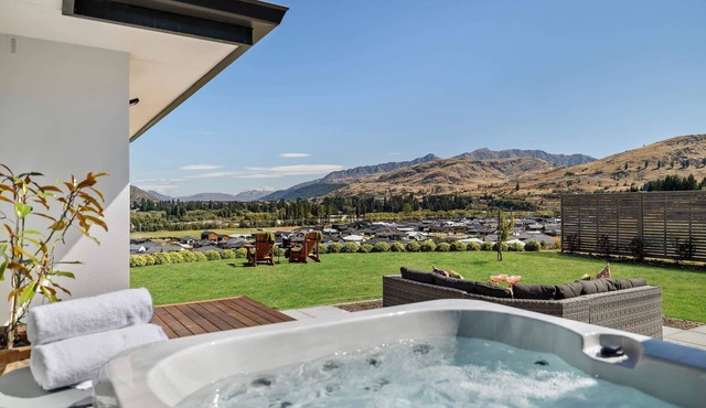 Executive Two Bedroom Luxury Home With Spa