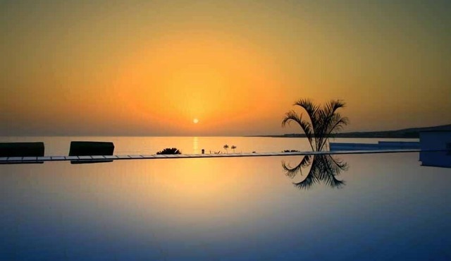 Executive Waterfront Villa with large pool, Spectacular Sunsets and Sea Views