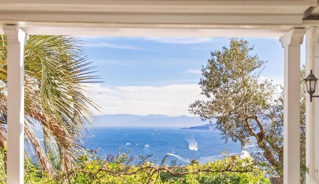 Exentia Stays - Seafront Luxury Villa in Capri with swimming pool