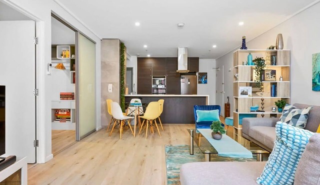Exhibition St Retreat with Pool & Parking