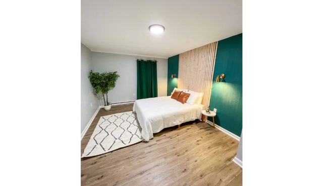Exhilarating Emerald & Gold Apt! No cleaning fee