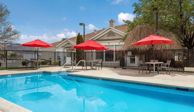 Exhilarating escapade! Unit with Fully-equipped Kitchen and FREE Breakfast!