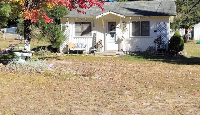 Exit 222 #1 Sweet cottage retreat! lake/beach 3 blocks away.Trails 1/4th mile