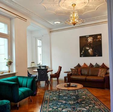Exklusive Ferienwohnung Agnes in zentraler Bestlage von Zeitz! Vollausgestattet, freie Parkplätze, Magenta-TV, Highspeed WLAN, Fahrstuhl