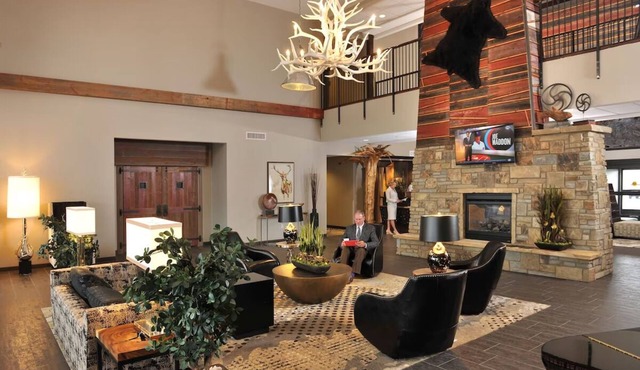 Expanded King Cosmo Suite, Balcony w/Waterfall Views, Stoney Creek
