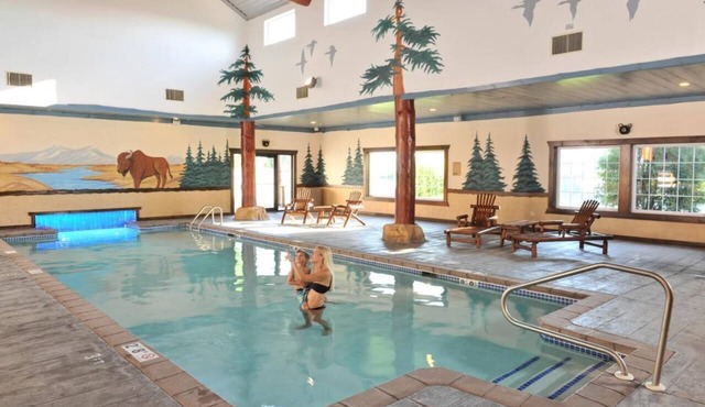 Expanded King, Stoney Creek St. Joseph, Heated Pool