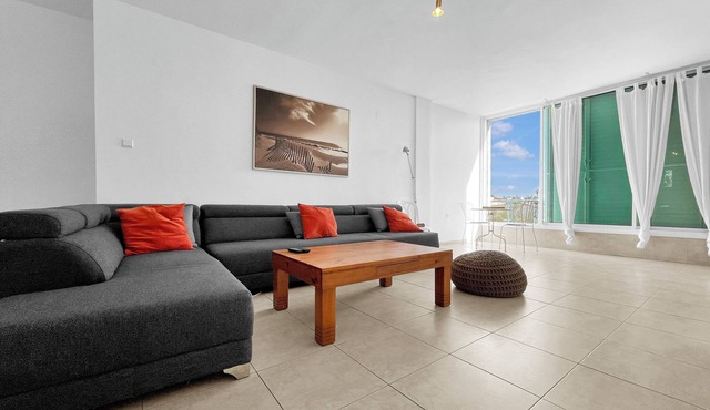 Expansive Beachside Retreat – 2.5BR/2BA, Prime Location!