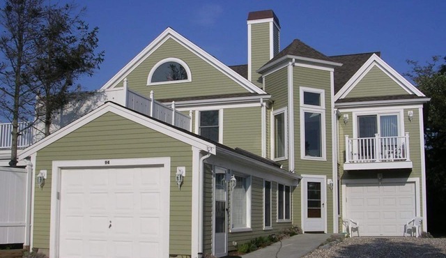 Expansive Home With Gorgeous Bay Views! (1052)