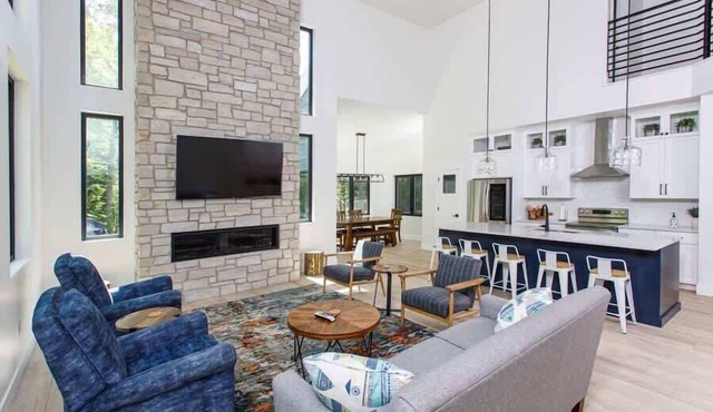 Expansive, Modern Home + Great for Groups and families!