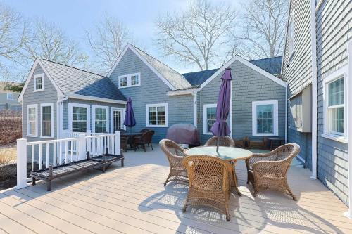 Expansive Oasis With Water Views, Walk To Beach!