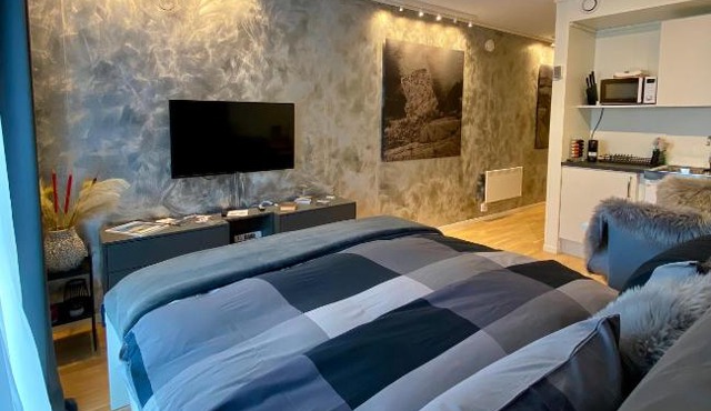 Experience A Cozy Getaway - Modern Studio - Fast WiFi - Free Parking - 19km to Pulpit Rock