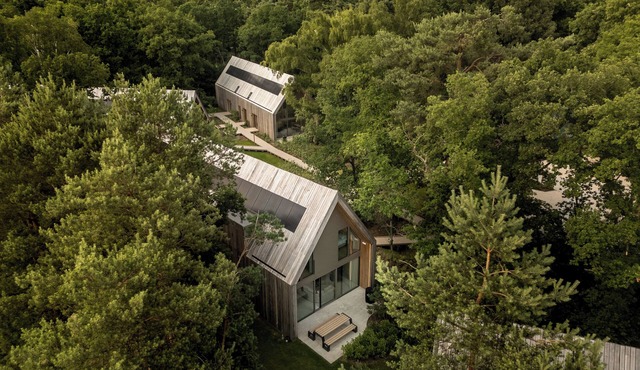 Experience a luxurious getaway at the Group Lodge, accommodating 10 people with accessible facilities and a tranquil setting in Limburg, Belgium.