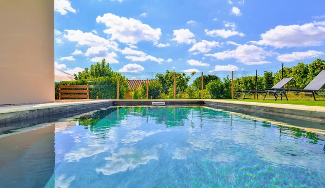 Experience a wonderful vacation in this air-conditioned and independent vacation home with private p