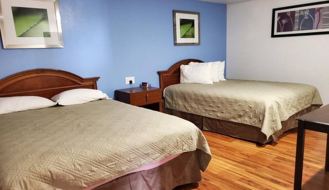 Experience Affordable Family Comfort Near Oakland Zoo in 2 Queen Bed Room