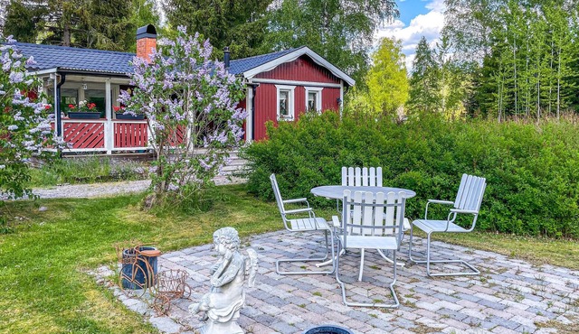 Experience an idyllic location near the lake Ljömsebosjön