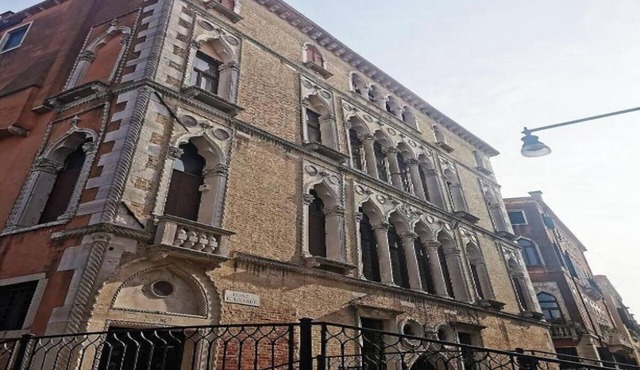 Experience Authentic Venice Luxurious Apartment in Historic Noble Floor