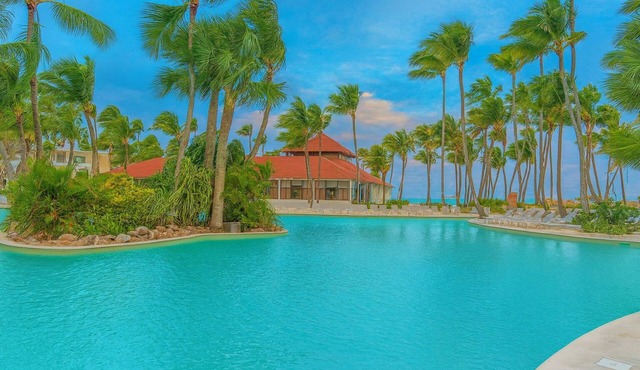 Experience Beachside Bliss in Family Suite! Pool Access, All Inclusive!