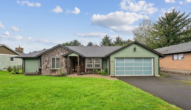 Experience coastal comfort at Tolovana Footprints, a spacious 4-bedroom home in Cannon Beach.