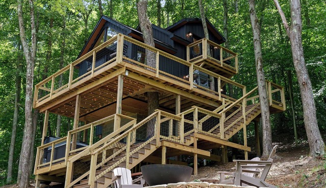 Experience Elevated Living: Upscale Treehouse Cabin in Hocking Hills on 20 acres