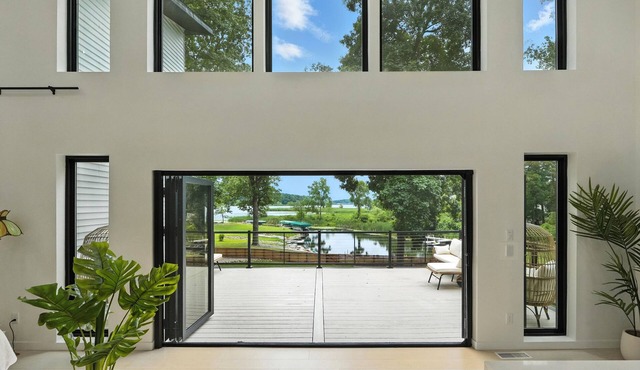 Experience Happie Space on Snow Lake, a Cozy Lakefront Retreat with Privacy