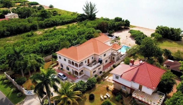 Experience the natural unspoiled beauty of Black River w/ your own beach & pool