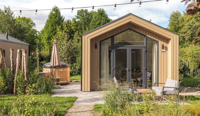 Experience luxury and nature in the Tiny Lodge on the Veluwe! Single-storey with 2 bedrooms, a fully equipped kitchen, air conditioning and a private hot tub in the garden.