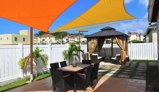 Experience Luxury/PS5/Wifi/65`TV/Cozy Bed/5min twn