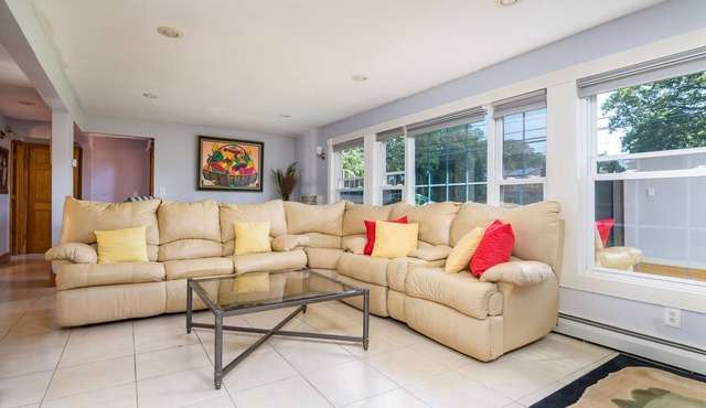 Experience Massapequa charm near Roosevelt Field Mall, 15 Mins to Jones Beach