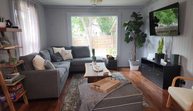 Experience modern comfort and Western charm at The Waller House in Bandera, the Cowboy Capital! This stylish 3-bed, 3-bath home comfortably fits 6 guests. Features a fully fenced yard, a modern kitchen, and is just a one-block walk to Main St.
