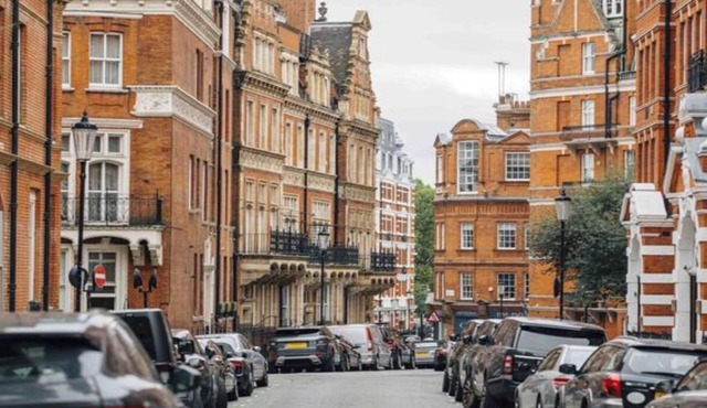 Experience Modern Comfort in the Heart of Kensington with Air Conditioning