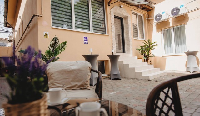 Experience Modern Luxury: 1-Bedroom Aparthotel Steps from Cluj-Napoca's Heart.