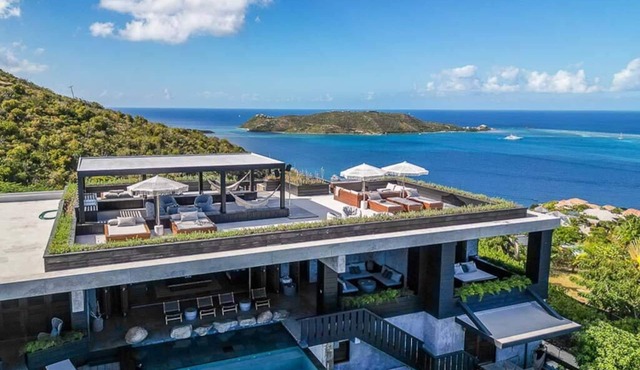 Experience Paradise in This Stunning Ocean View Rental Villa on Leverick Bay.