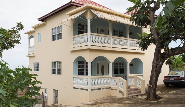 Experience Real Jamaica! Large House, Full Kitchen, Quiet Beach, Local Vendors!