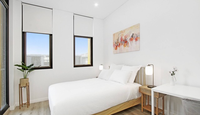 Experience serenity in this modern haven Train/Ferry to City~Shops~Parking