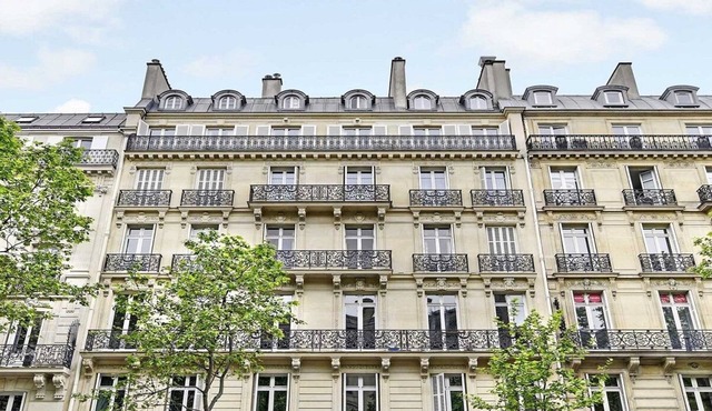 EXPERIENCE STELLAR LUXURY IN THE CHAMPS ELYSEES-ONCE IN A LIFETIME STAY!