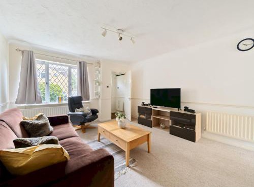 Experience Surrey 2Bed Home in Walton with Parking - Pass the Keys