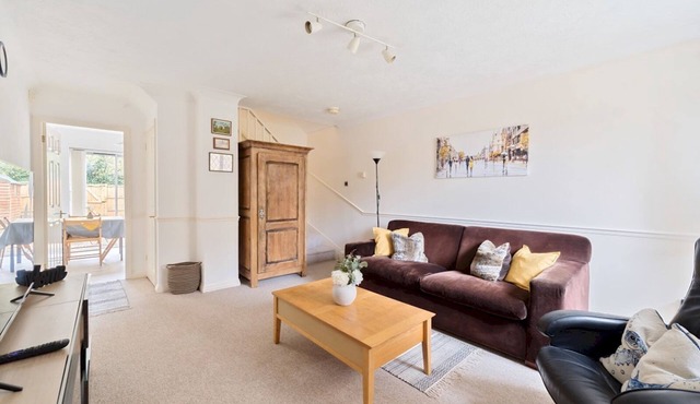 Experience Surrey 2Bed Home in Walton with Parking - Pass the Keys