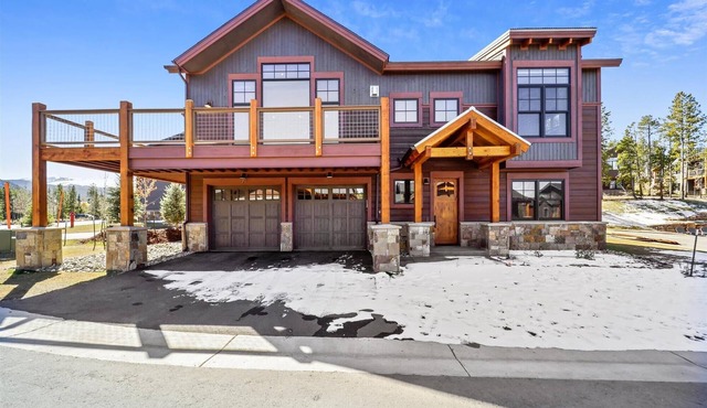 Experience the charm of Cocoa Cabin, a spacious retreat with stunning views & luxurious amenities.