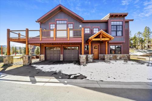 Experience the charm of Cocoa Cabin, a spacious retreat with stunning views & luxurious amenities