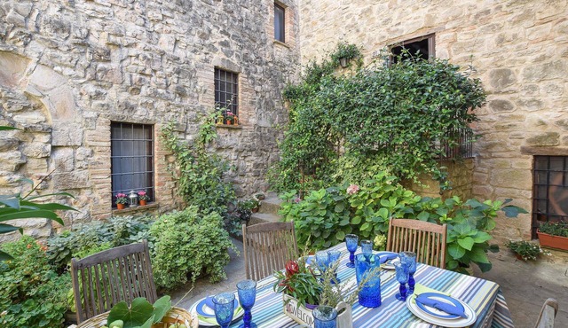 Experience the idyllic atmosphere of Umbria in this charming holiday apartment with pool access