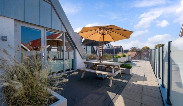 Experience the liveliness of the village of Ouddorp, but also be close to the endless natural beauties of Goeree-Overflakkee.