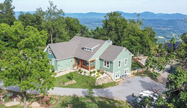 Experience the Magic at our Luxury 2 Bdrm, w/Majestic Blue Ridge Mountain Views