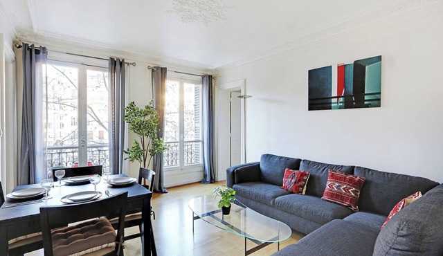 Experience the Parisian Lifestyle: 2BR near Porte Maillot