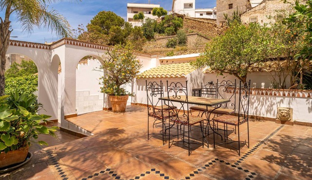 Experience the rustic charm of this wonderful holiday home in southern Spain.