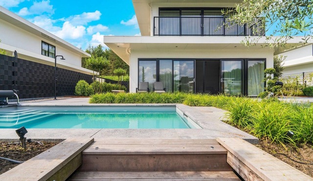 Experience ultimate luxury in this villa with private pool, jacuzzi, sauna and terrace on the water. The ideal place for total relaxation!
