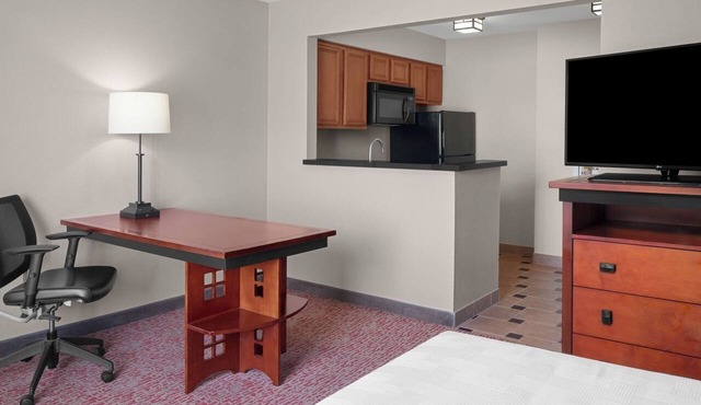 Experience Utmost Comfort! Free Airport Shuttle, Free Parking, Full Kitchen!