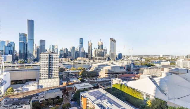 Explore BNE from our Cute 1-Bed Apartment